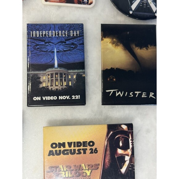 LOT OF 18 VINTAGE WALMART ADVERTISING PINS MOVIES - Picture 12 of 16